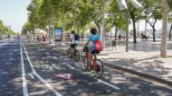 Dos ciclistes circulen pel carril bici del Passeig Joan de Borbó.