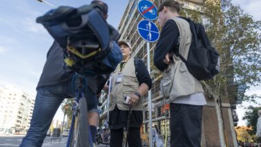 Dos informadors expliquen a un ciclista la senyalització &quot;baixa de la bici i del patinet&quot;, col·locada a l’Avinguda Meridiana a l’altura de la Sagrera.
