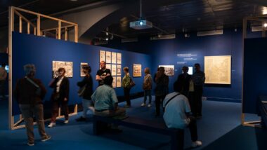 Persones visitant un espai museístic