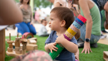 Un infant jugant a l&#039;espai públic, en el marc del programa &quot;Juguem a les places&quot;.