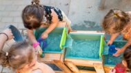Infants jugant a l'espai públic, en el marc del programa "Juguem a les places"