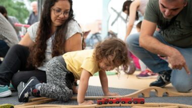 Una família jugant a l&#039;espai públic, en el marc del programa &quot;Juguem a les places&quot;