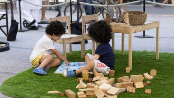 Niños jugando en una plaza pública
