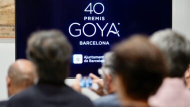Cartell dels 40ns Premis Goya amb el logotip de l&#039;Ajuntament de Barcelona visible a sota i gent en primer pla, durant la presentació dels premis que es duran a terme a Barcelona el 28 de febrer de 2026. Autora: Laura Guerrero