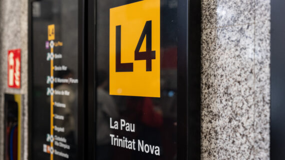 Panell informatiu amb el recorregut de l’L4 del metro