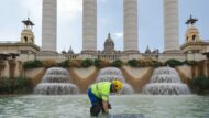 Operari fent manteniment de La Font Màgica de Montjuïc