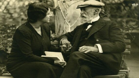Retrat d’Apel·les Mestres i Conxita Badia, 1934. Arxiu Fotogràfic