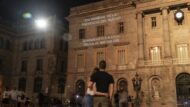 Façana de l'Ajuntament il·luminada per al Dia de la Prevenció del Suïcidi. Autor: Lucas Amillano.