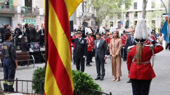 Ofrena floral Diada GUB i Bombers