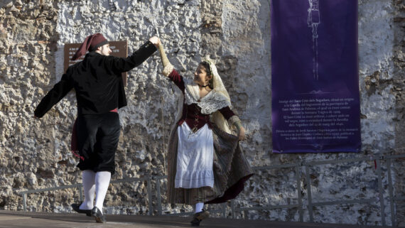 Parella vestida amb els vestits tradicionals catalans interpretant el ball d'homenatge