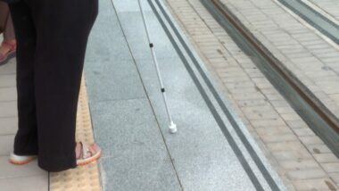 Bastó usat per una persona cega o amb discapacitat visual