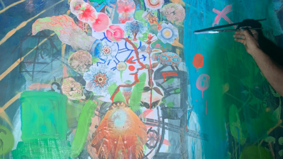 Formes orgàniques i plenes de color en una pintura que anuncia l'espectacle