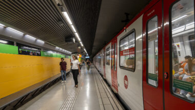 Persones caminant a l&#039;andana del metro Línia 3 &#039;Sants Estació&#039;, deixant el vagó del metro a un costat
