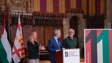 L&#039;alcalde Jaume Collboni, la 2a tinenta d&#039;alcaldia, Maria Eugènia Gay, i Manel Vila, a la presentació de Districte 11, Ciutats de Palestina. Autor: Martí Petit