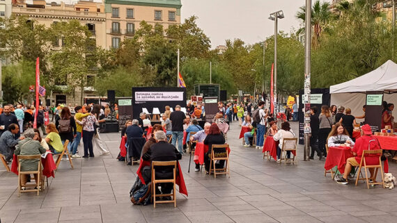 Taules per la soledat a plaça universitat 2024