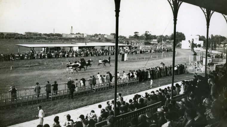 Cursa de cavalls en el hipòdrom de Can Tunis. 1934. AFB1-001. Autor: Pérez de las Rozas