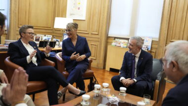 L&#039;alcaldessa de Manchester, Bev Craig, l&#039;alcalde de Barcelona, Jaume Collboni i la pregonera de La Mercè 2025, l&#039;actriu Emma Vilarasau comparteixen els moments previs a l&#039;acte oficial de la lectura del pregó de La Mercè 2025.