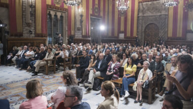 El Saló de Cent ple durant la lectura del Pregó de La Mercè per part d&#039;Emma Vilarasau.