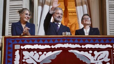 Emma Vilarasau, l&#039;alcalde Collboni i l&#039;alcaldessa de Manchester, Bev Craig, al balcó de l&#039;Ajuntament, després de la lectura del Pregó de La Mercè 2025.