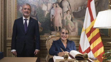 Emma Vilarasau, pregonera de La Mercè 2025, signa el llibre d&#039;honor de l&#039;Ajuntament davant de l&#039;alcalde Jaume Collboni.