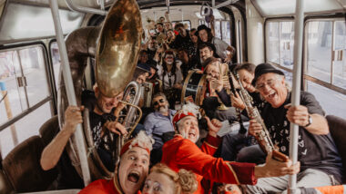 Els pallassos sensefronteres segresten &quot;el 47&quot;. Foto: Clara Orozco.