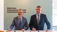 Jaume Collboni, i el vicepresident del Banc Europeu d’Inversions (BEI), Ioannis Tsakiris, signen un préstec marc de 113 milions d’euros per finançar la construcció de nou promocions d’habitatge de lloguer social a la ciutat.
