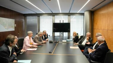 El tinent d’alcaldia d’Economia, Habitatge, Hisenda i Turisme, Jordi Valls; el president del Col·legi d&#039;Administradors de Finques, Lorenzo Viñas, i el president de la Cambra de la Propietat Urbana de Barcelona, Joan Ràfols, han oficialitzat l’acord a l’Ajuntament de Barcelona