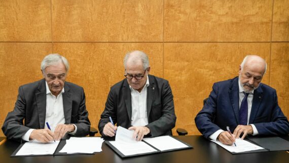 El tinent d’alcaldia d’Economia, Habitatge, Hisenda i Turisme, Jordi Valls; el president del Col·legi d'Administradors de Finques, Lorenzo Viñas, i el president de la Cambra de la Propietat Urbana de Barcelona, Joan Ràfols, han oficialitzat l’acord a l’Ajuntament de Barcelona