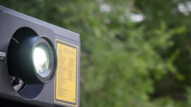 Un projector de cinema, al Pantalla