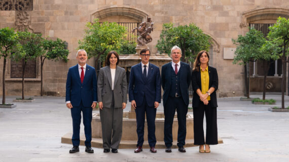 Foto de grup amb l'alcalde de Barcelona, Jaume Collboni, el president Salvador Illa, la ministra de Ciència, Innovació i Universitats, Diana Morant, la consellera de Recerca i Universitats, Núria Montserrat i el president de la Fraunhofer-Gesellschaft, Holger Hanselka.