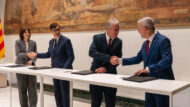 L'alcalde de Barcelona, Jaume Collboni, el president Salvador Illa, la ministra de Ciència, Innovació i Universitats, Diana Morant, i el president de la Fraunhofer-Gesellschaft, Holger Hanselka, fent una encaixada de mans darrere d'una taula allargada amb els carpesans que acaben de signar.