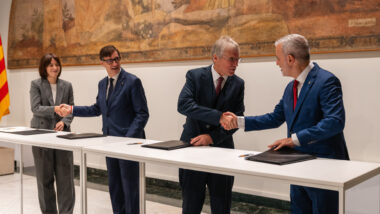 L&#039;alcalde de Barcelona, Jaume Collboni, el president Salvador Illa, la ministra de Ciència, Innovació i Universitats, Diana Morant, i el president de la Fraunhofer-Gesellschaft, Holger Hanselka, fent una encaixada de mans darrere d&#039;una taula allargada amb els carpesans que acaben de signar.