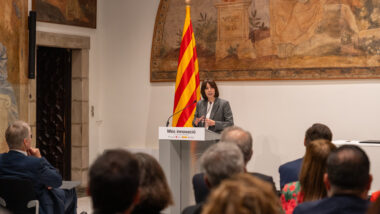 La ministra de Ciència, Innovació i Universitats, Diana Morant parlant des d&#039;un faristol.