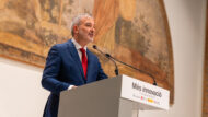 L'alcalde de Barcelona, Jaume Collboni, parlant des d'un faristol.