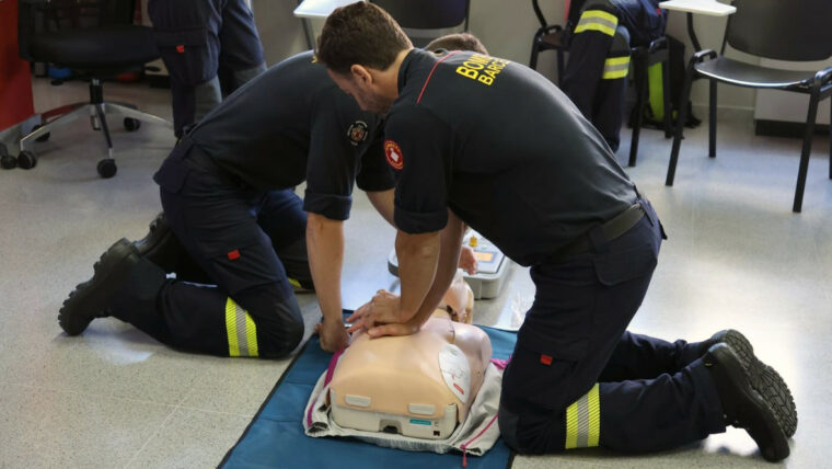 Bombers en formació de reanimació cardiopulmonar