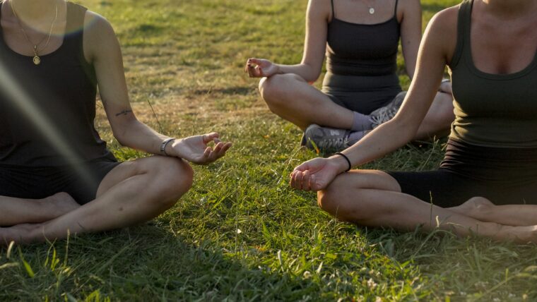 Dones joves fent meditació