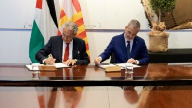 L&#039;alcalde Jaume Collboni durant la signatura del conveni amb el seu homòleg de Ramal·lah. Autora: Laura Guerrero.