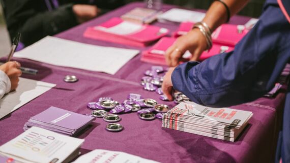 Punt lila amb material informatiu