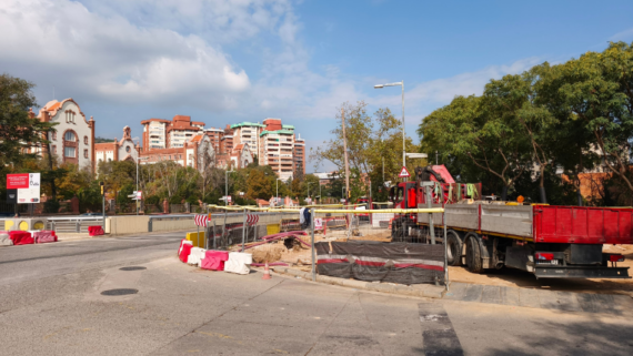 Cruïlla del carrer d'Arenys amb el passeig de la Vall d'Hebron