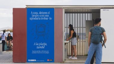 Lavabo de la platja amb un cartell on posa: &quot;A casa, deixem el lavabo com ens agradaria trobar-lo. A la platja també&quot;