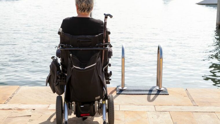 Foto de recurs dona en cadira de rodes