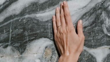 Imatge de l&#039;edició del 2025 del festival 48H Open House BCN, amb una mà sentint una paret