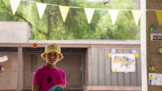 Retrat d'un dels infants ucraïnesos participants al casal d'estiu del programa ‘Temps de Joc Ucraïna’. Autor: Àlex Losada.