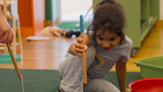 Niña jugando en Servei Temps Per Tu