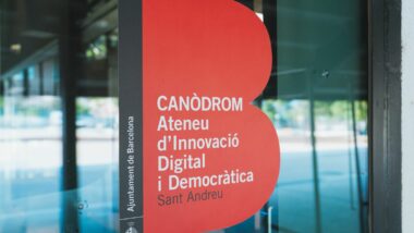 Rètol de l&#039;equipament del Canòdrom - Ateneu d&#039;Innovació Digital i Democràtica a Sant Andreu. Autor: Armand Esteban.