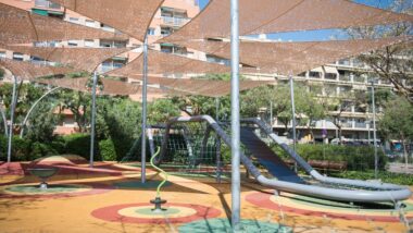 Parc d’Antonio Santiburcio on hi ha una estructura per fer ombres el dia de la roda de premsa de la presentació del Pla d’ombres a la ciutat. Autor: Ceci Fimia.