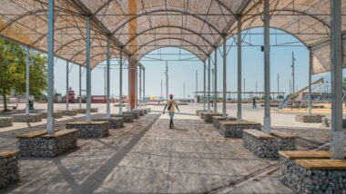 Una persona passeja sota el &quot;Mar d&#039;ombres&quot;, prototip del repte d&#039;ombratge efímer de BIT Habitat del parc del Fòrum. Autor: Lucas Amillano.
