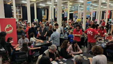 Taules de joc plenes de persones.