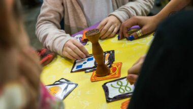 Grup de persones jugant al Jungle Speed.