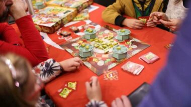 Grup de persones jugant al Topo Chef, de l&#039;autor Alberto Millán.